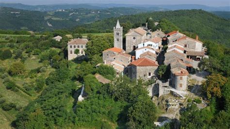 Hum, Croatia: the smallest town in the world .